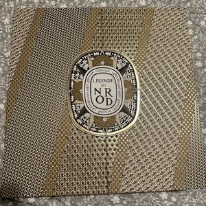 Diptyque gift box with magnetic closure